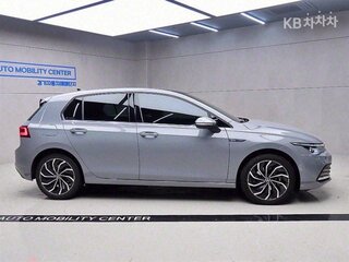 2024 Volkswagen Golf VIII Рестайлинг, голубой, 2500000 рублей, вид 2