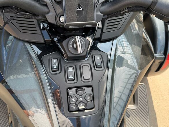 2020 BRP Can-Am Spyder, серый, 3700000 рублей - вид 14