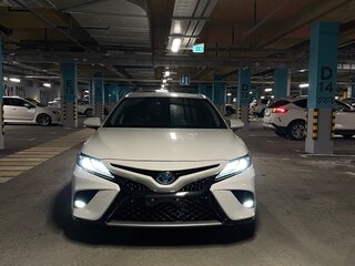 2020 Toyota Camry VIII (XV70) Рестайлинг, белый, 3100000 рублей, вид 1