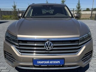 2018 Volkswagen Touareg III, бежевый, 5200000 рублей, вид 1