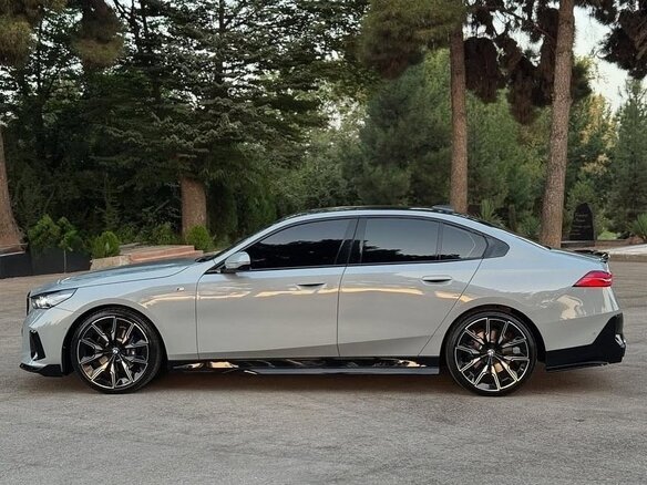 2024 BMW 5 серии 520i VIII (G60/G61/G68), серый - вид 2