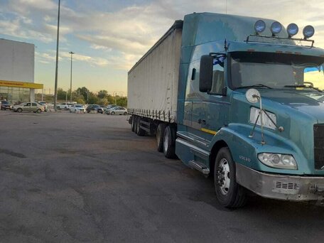 1999 Volvo VNL, зелёный, 2250000 рублей, вид 2