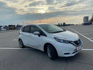 2018 Nissan Note e-Power II Рестайлинг, белый, 1150000 рублей, вид 3