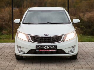 2014 Kia Rio 5-speed III, белый, 900000 рублей, вид 2