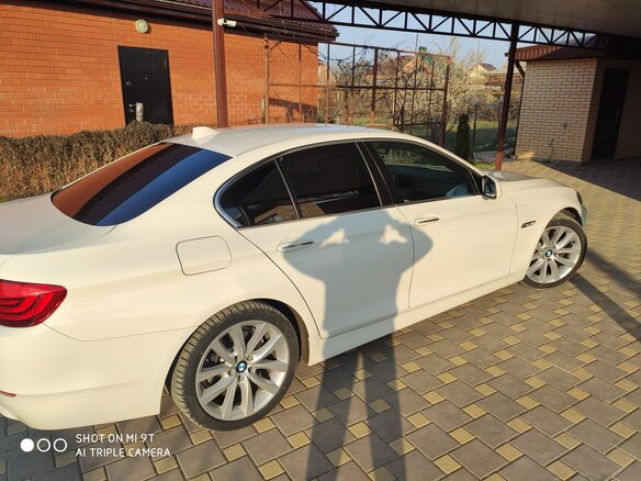 2012 BMW 5 серии 528i xDrive VI (F10/F11/F07), белый, 2900000 рублей - вид 3