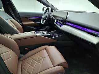 2025 BMW 5 серии 530i xDrive VIII (G60/G61/G68), белый, 9450000 рублей, вид 5