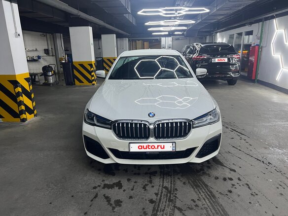 2020 BMW 5 серии 530d xDrive VII (G30/G31/G38) Рестайлинг, белый, 5500000 рублей - вид 2