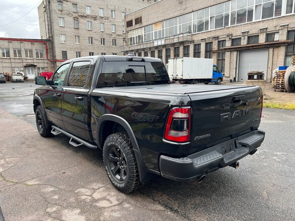 2023 Ram 1500 Quad Cab eTorque V, чёрный, 9150000 рублей - вид 6