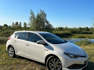 2017 Toyota Auris II Рестайлинг, белый, 1850000 рублей, вид 3