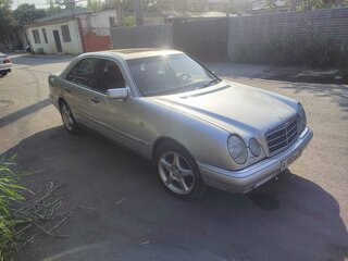 1995 Mercedes-Benz E-Класс 200 II (W210, S210), серебристый, 255000 рублей, вид 2