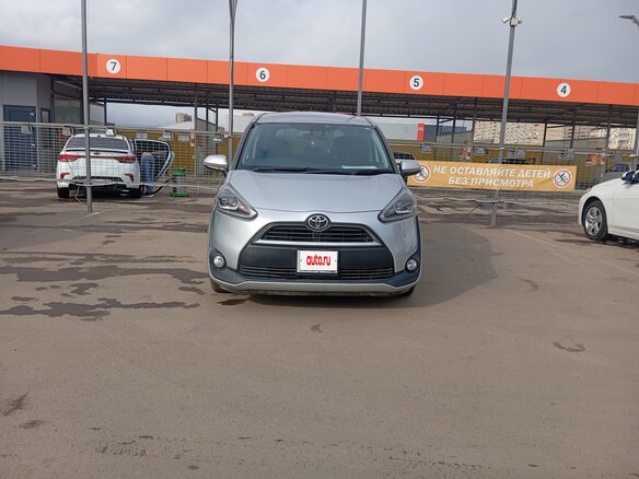 2017 Toyota Sienta II, серебристый, 1450000 рублей - вид 1