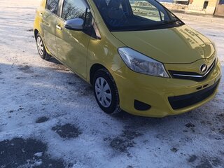 2013 Toyota Vitz III (XP130), жёлтый, 850000 рублей, вид 4