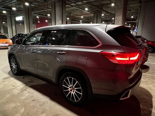 2019 Toyota Highlander III (XU50) Рестайлинг, серый, 4150000 рублей, вид 4
