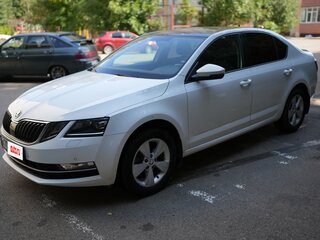 2017 Skoda Octavia III (A7) Рестайлинг, белый, 1350000 рублей, вид 1