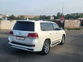 2017 Toyota Land Cruiser 200 Series Рестайлинг 2, белый, 6950000 рублей - вид 3