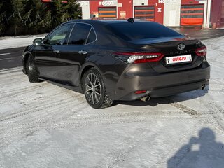 2022 Toyota Camry VIII (XV70) Рестайлинг, коричневый, 3650000 рублей, вид 4