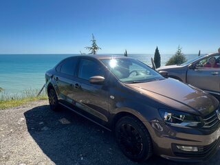 2017 Volkswagen Polo V Рестайлинг, коричневый, 1049990 рублей, вид 2