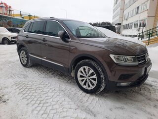 2017 Volkswagen Tiguan II, коричневый, 2000000 рублей, вид 1
