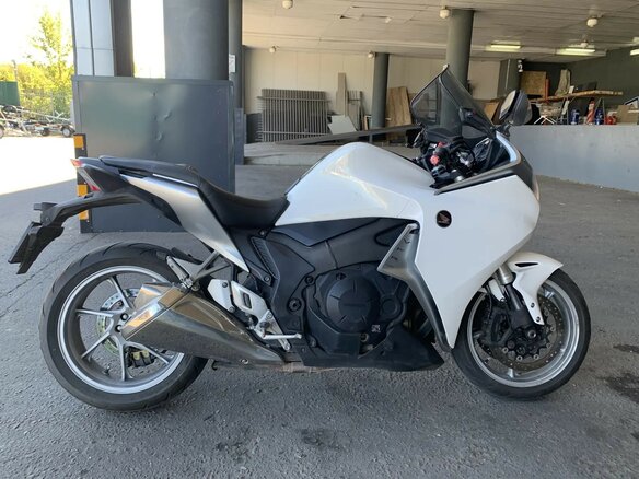 2010 Honda VFR 1200, белый - вид 1