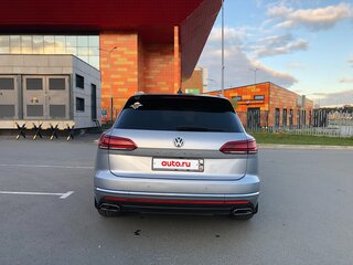 2018 Volkswagen Touareg III, серебристый, 5300000 рублей, вид 4