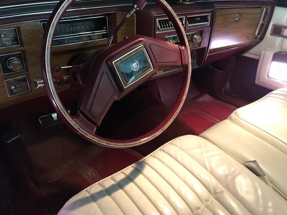 1982 Cadillac DeVille V, красный - вид 20