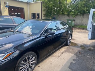 2021 Lexus ES 250 VII Рестайлинг, чёрный, 4400000 рублей, вид 4