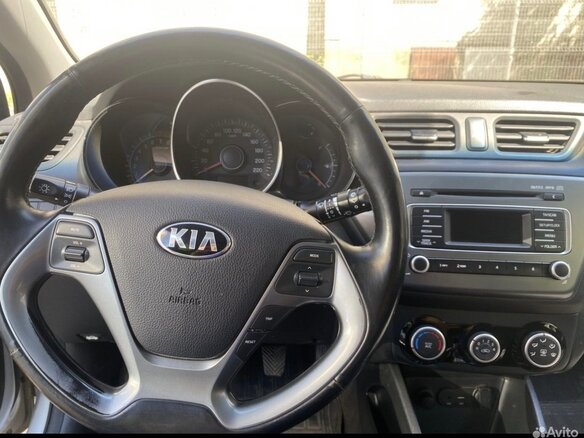 2016 Kia Rio III Рестайлинг, серебристый, 1047000 рублей - вид 1