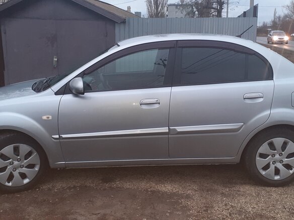2009 Kia Rio II, серебристый, 730000 рублей - вид 2