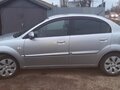 2009 Kia Rio II, серебристый, 730000 рублей - вид 2