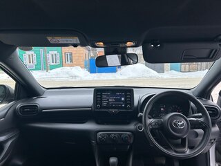 2020 Toyota Yaris IV, серый, 1195000 рублей, вид 2