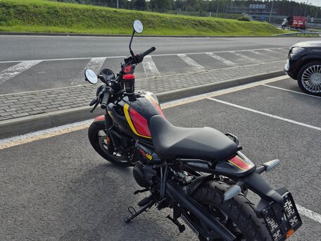 2025 Royal Enfield Guerrilla 450, чёрный, 500000 рублей, вид 4