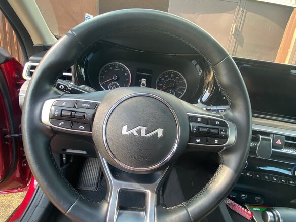 2020 Kia K5 III, красный, 2150000 рублей - вид 14