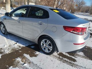 2016 Kia Rio III Рестайлинг, серебристый, 1300000 рублей, вид 2