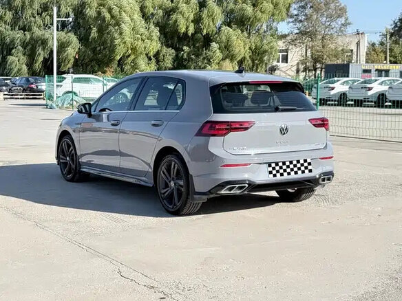 2023 Volkswagen Golf VIII, серый, 1980000 рублей - вид 3