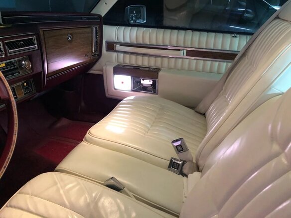 1982 Cadillac DeVille V, красный - вид 33