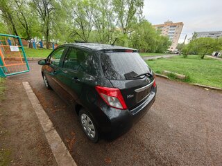 2012 Toyota Vitz III (XP130), чёрный, 865000 рублей, вид 3