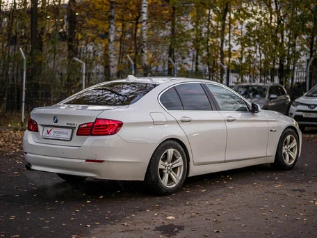2013 BMW 5 серии 520i VI (F10/F11/F07), белый, 1444000 рублей, вид 2