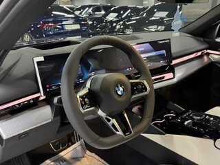 2026 BMW 5 серии 523d xDrive VIII (G60/G61/G68), чёрный, 7880727 рублей, вид 4
