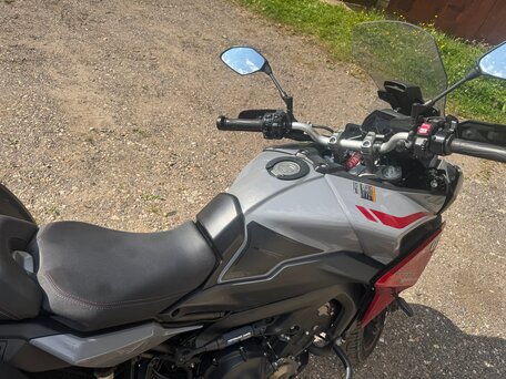 2019 Yamaha MT-09 Tracer (FJ-09), серый, 1100000 рублей, вид 2