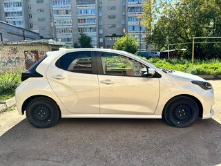2020 Toyota Yaris IV, белый, 1315000 рублей, вид 2