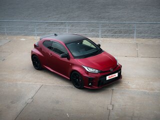 2021 Toyota Yaris IV, красный, 3500000 рублей, вид 4