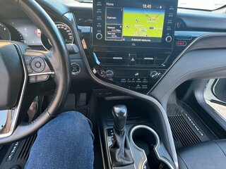 2021 Toyota Camry VIII (XV70) Рестайлинг, белый, 3850000 рублей, вид 5