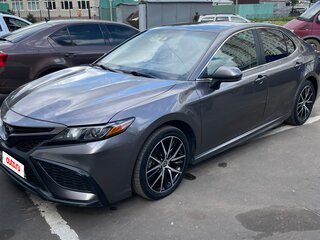 2021 Toyota Camry VIII (XV70) Рестайлинг, серый, 2350000 рублей, вид 4
