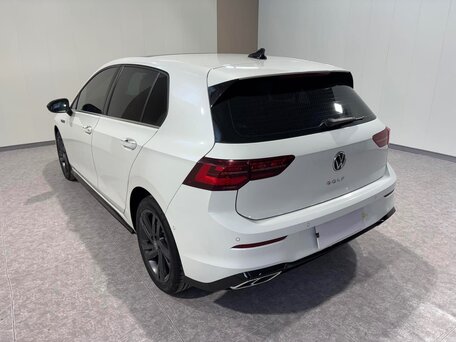 2023 Volkswagen Golf VIII, белый, 1650000 рублей, вид 4