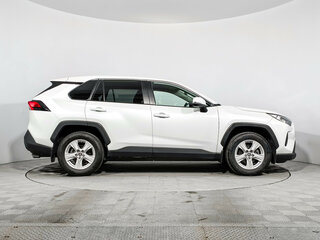 2020 Toyota RAV4 V (XA50), белый, 2410000 рублей, вид 4