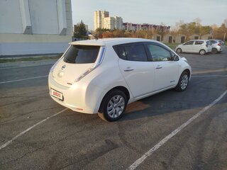 2013 Nissan Leaf (EM57) I (ZE0/AZE0), белый, 620000 рублей, вид 3