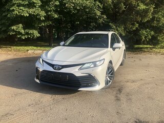 2021 Toyota Camry VIII (XV70) Рестайлинг, белый, 4450000 рублей, вид 2