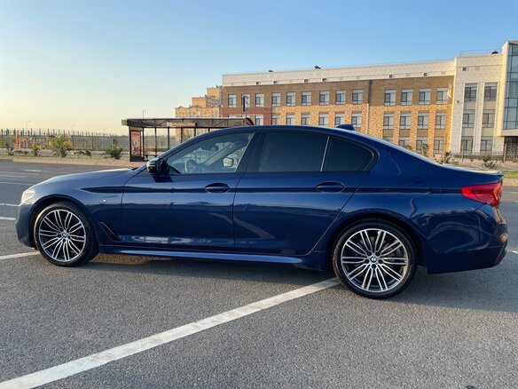 2018 BMW 5 серии 530d xDrive VII (G30/G31/G38), синий, 4000000 рублей - вид 2