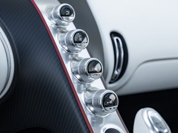 2021 Bugatti Chiron, белый - вид 12