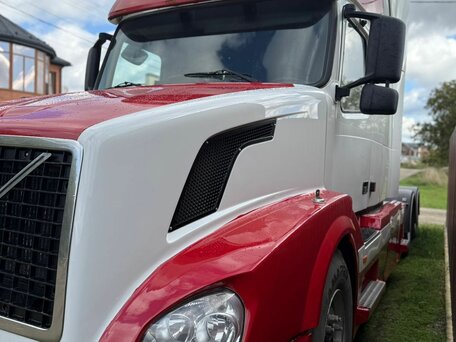 2004 Volvo VNL, белый, 2350000 рублей, вид 1